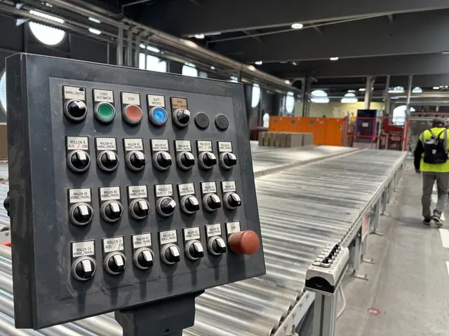 Hier rollen Fußböden vom Fließband. In Zukunft will Kaindl energieautark werden. | Foto: Simon Haslauer