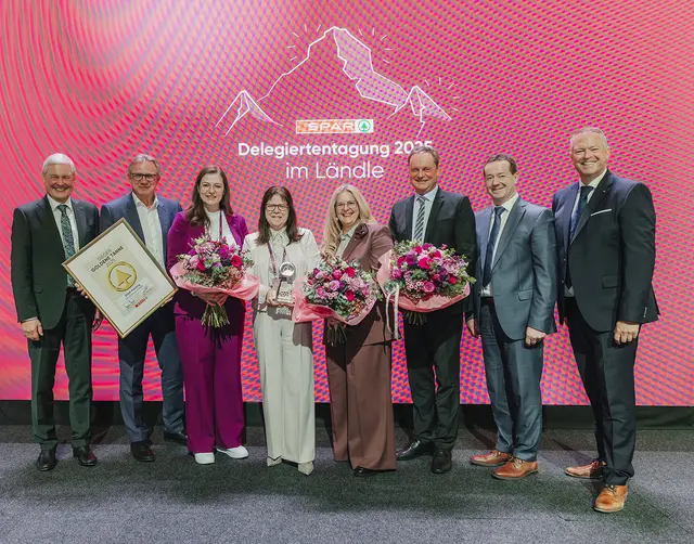 Barbara Reiß als beste SPAR-Kauffrau Steiermarks mit „Goldener Tan-ne 2025“ ausgezeichnet. Hans K. Reisch (SPAR Vorstandsvorsitzender), Christoph Hol-zer (Geschäftsführer SPAR Steiermark/Südburgenland) Gabriele Som-mer (Stv. SPAR Preding), SPAR-Kauffrau Barbara Reiß, Anita Stelzer (Stv. SPAR Stainz &amp; Preding), Jörg Bernert (Vertriebsleiter Einzelhandel SPAR Steiermark), Gerhard Weinberger (Leiter Vertrieb Filialen und Ein-zelhandel Österreich) und Michael Pecher, Leiter Vertrieb Einzelhandel Österreich (v.l.) | Foto: SPAR