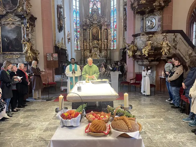 In der Stadtpfarrkirche St. Magdalena wurde das traditionelle Erntedankfest gefeiert. Zelebriert haben den Festgottesdienst Dechant Zoltan Papp und Kaplan Vinod Merugumala. | Foto: Pfarre St. Magdalena