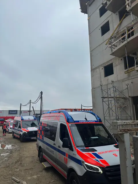 Zwei Schwerverletzte gab es im Rahmen eines Arbeitsunfalls in Floridsdorf. | Foto: Berufsrettung Wien