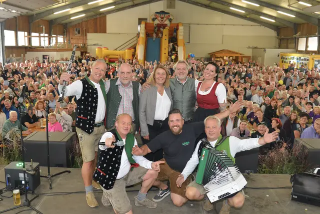 Die Jubiläumsfeier zum 60jährigen Bestehen der Baumschule Loidl füllte die Halle auf den letzten Platz. | Foto: Wernbacher