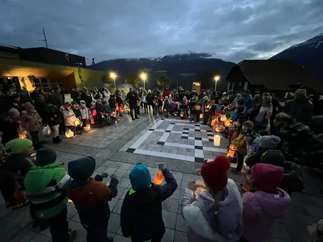 Beim Martinsumzug in Berg im Drautal ziehen jedes Jahr Kinder mit selbst gebastelten Laternen durch den Ort. | Foto: Regina Stich
