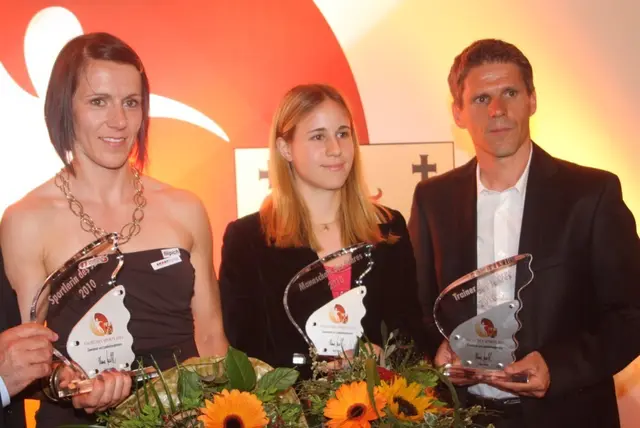 Die drei Sieger: Sportlerin Nicole Trimmel, Susanna Koch (FC Südburgenland) und Trainer Didi Kühbauer