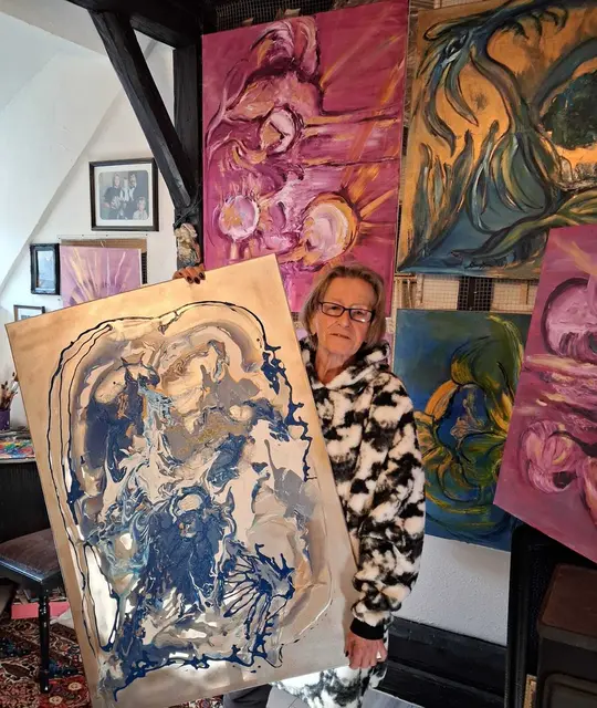 Die freischaffende Freinberger Künstlerin Sigrid Hofmann spendet den Erlös von sechs ausgesuchten Bildern für die Menschen im Gazastreifen.