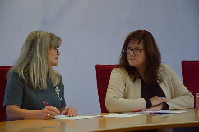 SPÖ-Landtagsabgeordnete Heidi Strauss und Klubvorsitzende Sabine Engleitner-Neu informieren über die neue Kampagne "Lasst uns arbeiten" in Marchtrenk. | Foto: SPÖ