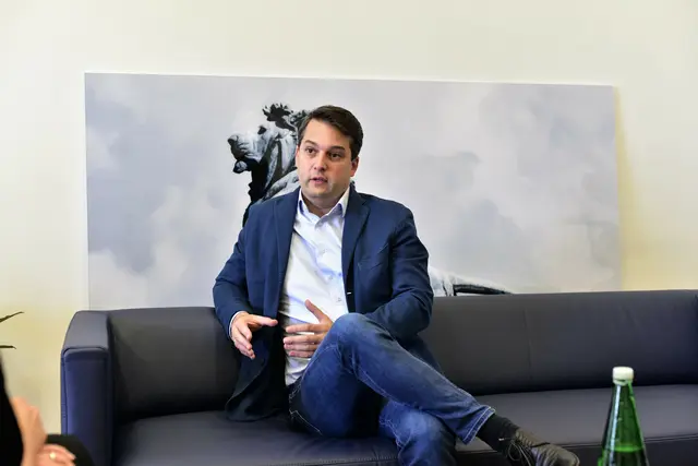 FPÖ-Wien-Chef Dominik Nepp spricht von einem "längst überfälligem Schritt", was die Änderungen bei der Sozialhilfe für subsidiär Schutzbedürftige angeht. | Foto: Markus Spitzauer