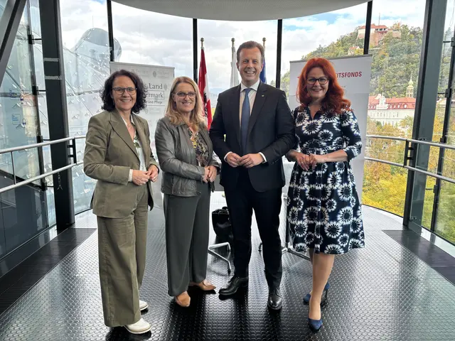 Die Ergebnisse des Zusammentreffens präsentierte der steirische Gesundheitslandesrat Karlheinz Kornhäusl gemeinsam mit Gesundheitsstaatssekretärin Ulrike Königsberger-Ludwig (2. v. l.) sowie den Gesundheitslandesrätinnen Daniela Gutschi (Salzburg) (l.) und Cornelia Hagele (Tirol) im Rahmen einer Pressekonferenz im Kunsthaus Graz.  | Foto: MeinBezirk/Sarah Konrad