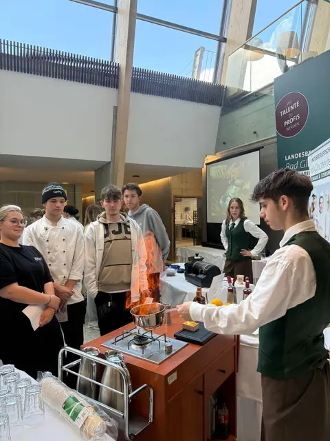 Sandro Gugl, Heinz Knaus,  Noa-Gwendolyn Arven Di Bernado und Sebastian Schauer bei der Zubereitung der flambierten Melange Orangina | Foto: LBS Bad Gleichenberg