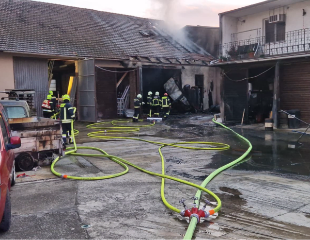 Halle und Werkstatt in der Nähe der Eduard-Rösch-Straße standen in Flammen. | Foto: DOKU-NÖ