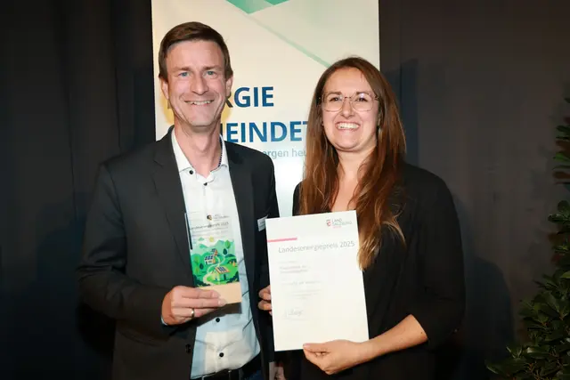 Der Vizebürgermeister von Neumarkt am Wallersee Jan Hansel-Schierl (links) und die stellvertretende Bauamtsleiterin Julia Wanghofer freuen sich über den Landesenergiepreis. | Foto: SIR/Franz Neumayr