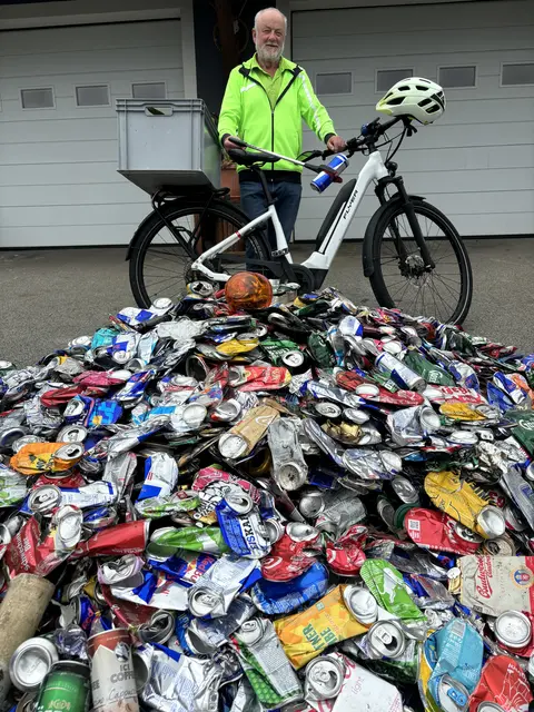 Gottfried Dobetsberger aus Waldkirchen hat sich in seiner Pension zur Mission gemacht, die Radwege und Straßen von Müll zu befreien. 4000 Dosen, 800 Plastikflaschen und 5000 Zigarettenstummel hat er alleine heuer 2025 gesammelt. | Foto: MeinBezirk/Schwendinger