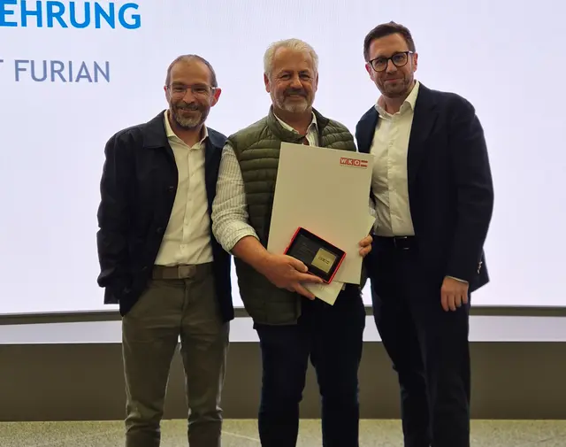 Robert Furian (Mitte) wurde für die 30-jährige Führung seines Rauchfangkehrerbetriebes in Lambach von Landesinnungsmeister Gerhard Hofer (l.) und Spartenobmann Markus Redl (r.) bei der WKO ausgezeichnet. | Foto: WKOÖ