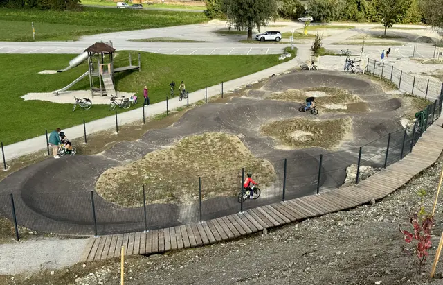 Neben dem Kinder-Pumptrack steht auch ein Waldtrail kostenlos zur Verfügung. | Foto: TVB Bergheim