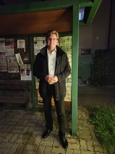 „Es ist nicht akzeptabel, dass im Jahr 2025 Buslinien einer Gemeinde online nicht durchgängig sichtbar sind“, meint geschäftsführender Gemeinderat Peter König (FÜR.LE). | Foto: Bürgerliste FÜR.LE