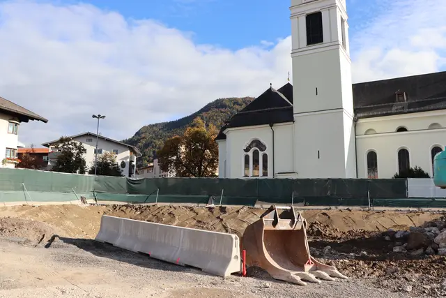 Dieses Areal, gegenüber der Kirche, ist besagtes Grundstück der Stadt Wörgl. Was genau darauf gebaut wird, soll in der Budgetgemeinderatssitzung am 10. Dezember 2025 entschieden werden. | Foto: Christiane Nimpf