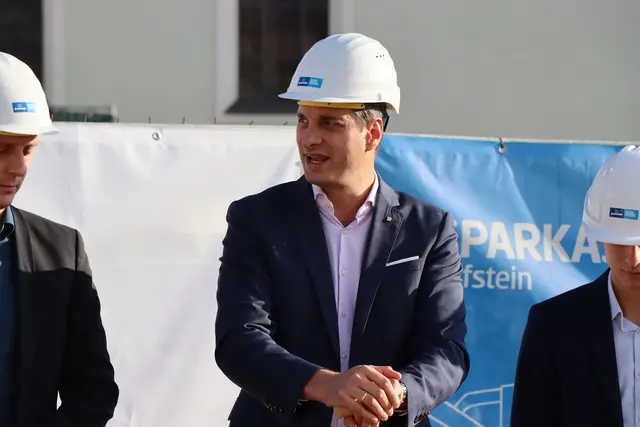 Bürgermeister Michael Riedhart beim Spatenstich. | Foto: Christiane Nimpf