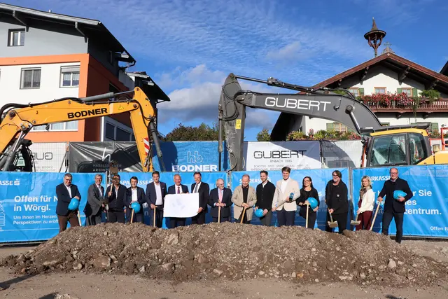 Auch für das neue Sparkassengebäude fiel der Spatenstich am selben Tag. | Foto: Christiane Nimpf