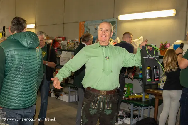 Leopold darf sich über ein Weinsortiment freuen. | Foto: www.cine-motion.at / Ivanek