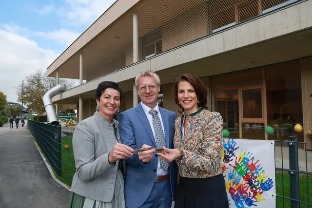 Im Bild: Landeshauptfrau Karoline Edtstadler und Bürgermeister Johann Grubinger bei der symbolischen Schlüsselübergabe an Kindergartenleiterin Andrea Kloiber. | Foto: Land Salzburg/Franz Neumayr