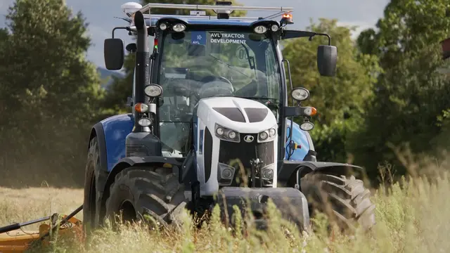 Nach erfolgreichen Pilotversuchen auf der 4.000 Quadratmeter großen Testfläche ist der fahrerlose E-Traktor bereits unter Realbedingungen im Einsatz. | Foto: AVL