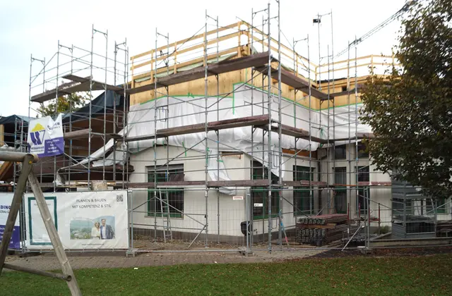 Der Kindergarten wird aufgestockt und saniert. | Foto: Josef Wind