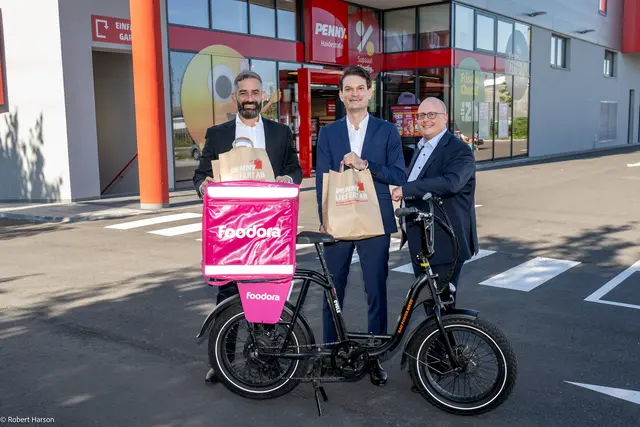 Alexander Gaied, Geschäftsführer foodora Österreich, Johannes Greller, Geschäftsführer PENNY Österreich und Niko Karras Geschäftsführer PENNY Österreich freuen sich über die Expansion in vier neue Liefergebiete. | Foto: PENNY / Robert Harson