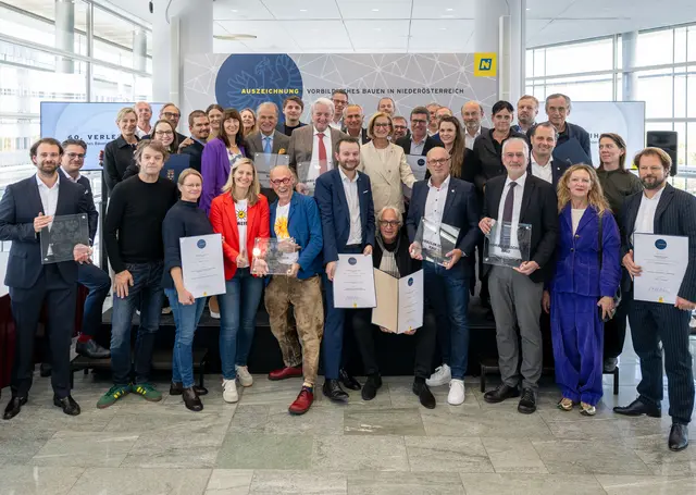 Gruppenfoto mit Landeshauptfrau Johanna Mikl-Leitner und Landesbaudirektorin Christine Pennerstorfer sowie allen ausgezeichneten Planern, Bauherren und Jurymitgliedern