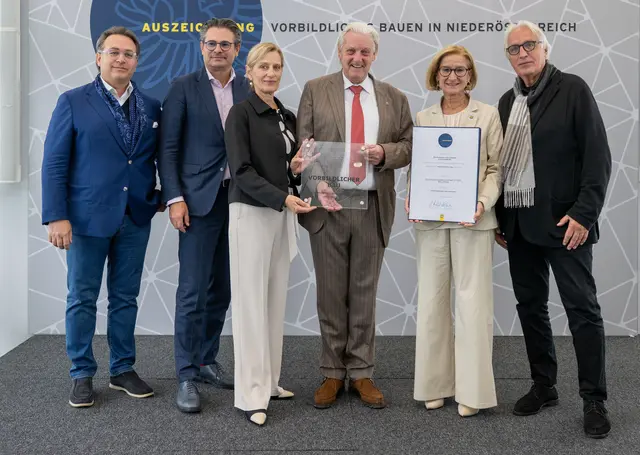 Auszeichnung für den Schulcampus Hollabrunn: Architekt Christoph Maurer, Architekt Thomas Jedinger, Landesbaudirektorin Christine Pennerstorfer, Bürgermeister Alfred Babinsky, Landeshauptfrau Johanna Mikl-Leitner und Architekt Ernst Maurer (v.l.n.r.)