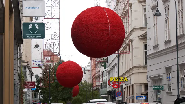 Auch heuer erhält die Rotenturmstraße wieder rote Christbaumkugeln in einer XXL-Variante. (Archiv) | Foto: Andreas Pölzl/MeinBezirk Wien