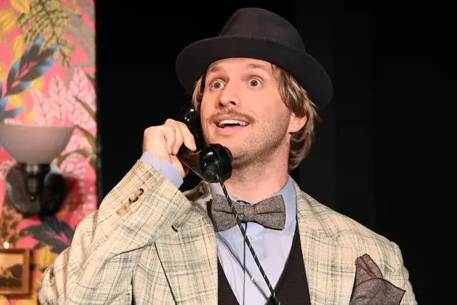 Elwood P. Dowd sieht einen weißen Hasen, den sonst niemand sieht.  | Foto: Gabi Lorenz