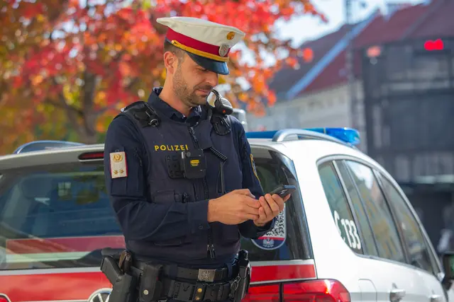 Die neue Technologie ersetzt Block und Bleistift durch Smartphone und Tablet. | Foto: Polizei Kärnten