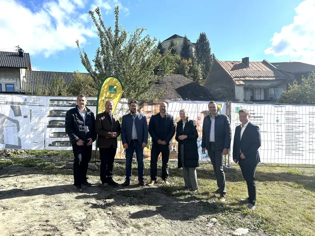 KSW-Geschäftsführer Christian Piber präsentierte LHStv.in Gaby Schaunig, Bürgermeister Josef Brandner und interessierten Bürgerinnen und Bürgern ein neues Bauvorhaben in Greifenburg. | Foto: Büro LHStv.in Schaunig