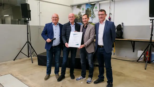 Überreicht wurde eine Urkunde für 30 Jahre Škoda Mauthner. | Foto: Autohaus Mauthner