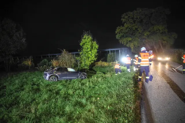 Ein Hyundai kommt Mittwochabend in Buchkirchen von der Fahrbahn, überschläft sich und landet in der Wiese. | Foto: laumat.at