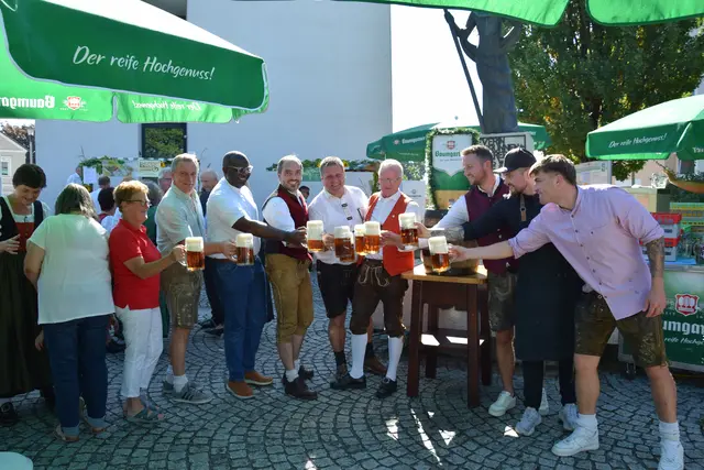 Die Auftaktveranstaltung fand am 21. September 2025 am Ortsplatz in Freinberg statt (mit Biergläsern von links): Anna-Luise Oberpeilsteiner (Sozialdienst), Christian Wagner (Pfarre), Didacus Ilo (Kooperator), Ulrich Ortanderl (Ortsausschuss), Markus Stadler (Brauerei Baumgartner), Bürgermeister Christian Graf, Mario Fuchs (Restaurant Blaas), Huber Wirth (Wirt'z Hareth), Moritz Diebetsberger (Weinbeißer). | Foto: Gemeinde Freinberg