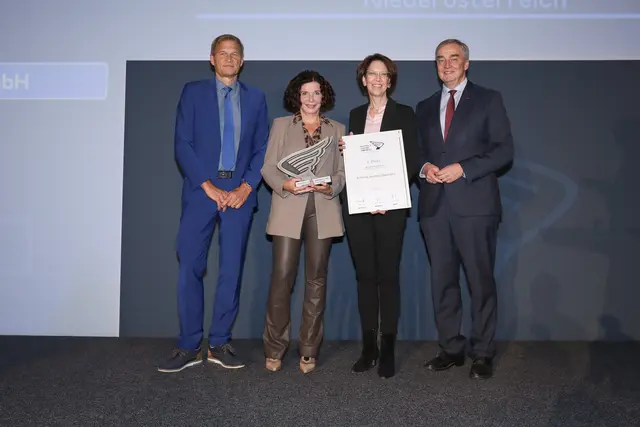 Sieger Mittelbetriebe Niederösterreich: Athrex Austria GmbH aus Wiener Neudorf - (v. l.) Casino Baden-Direktor Harald Brandstätter mit Athrex-Finanzmanagerin Karin Liegle und HR-Managerin Daniela Weiß sowie WK Niederösterreich-Vizepräsident Christian Moser.  | Foto: Günther Peroutka