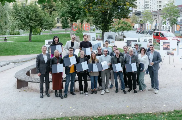 Landesinnungsmeister Klaus Maislinger (ganz rechts) und Vizepräsident der WK Tirol Martin Wetscher (ganz links) mit den Preisträger:innen. | Foto: Florian Egger