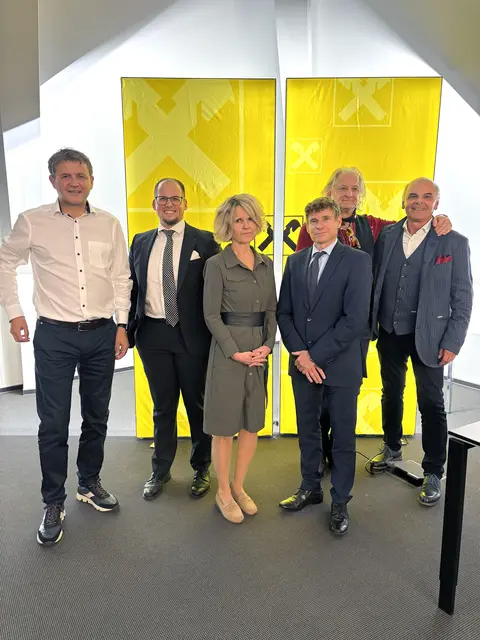 Direktor Anton Klapsch mit Organisator des Abends Mathias Graupp, GF Andrea Schober, Finanzexperte Gunter Deuber, Musiker Sir Oliver Mally und Moderator Notar Beppo Altenburger | Foto: B. Gady