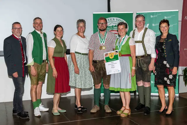 Gold für den „Striezel“ gab es für Renate (3.v.r.) und Tobias (4.v.r.) Hierzer aus Nestelbach bei Graz. | Foto: LK Steiermark/Kristoferitsch