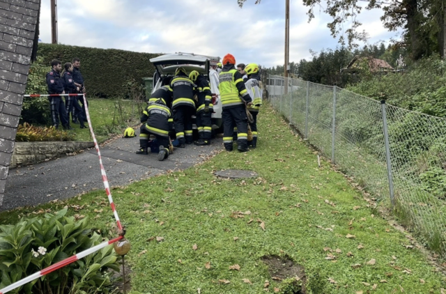 Die Einsatzkräfte der FF Gratkorn-Markt sichern die Unfallstelle auf der Freßnitzstraße und sorgen dafür, dass sich weder Passanten noch weitere Fahrzeuge in Gefahr bringen. | Foto: Feuerwehr Gratkorn-Markt