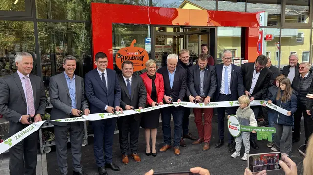 Zur offiziellen Eröffnung durfte natürlich das obligatorische Band durchschneiden nicht fehlen.  | Foto: MeinBezirk/Robert Glinik
