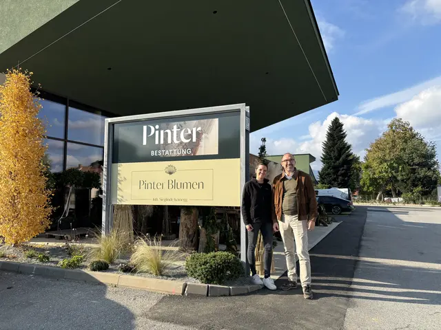Markus Pinter (Pinter Bestattung) und Sieglinde Koinegg (Pinter Blumen) vor dem neuen Gebäude. | Foto: MeinBezirk/Katrin Löschnig