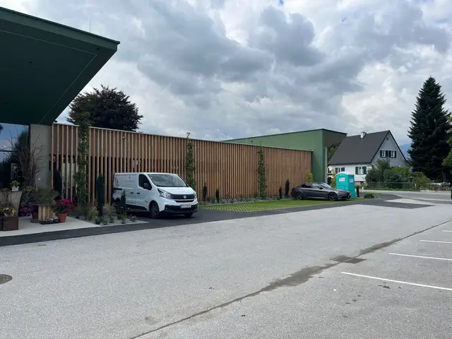 Der große Parkplatz ist eine willkommene Neuerung am Standort. | Foto: Pinter