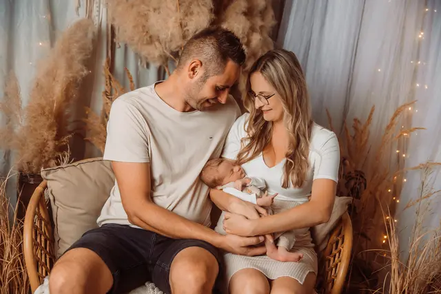 Name: Elias
Geburtsdatum: 31.8.2025
Gewicht: 3.130 g
Größe: 53 cm
Eltern: Tanja Tschernegg und Thomas Lojnik aus Bergla | Foto: Lichtbildfotografie