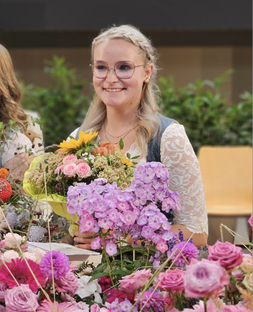 Die neue Blumenkönigin, Katharina Pessl aus Kathrein strahlend beim Blumenschmuckbewerb | Foto: Gemeinde St.Kathrein am Offenegg