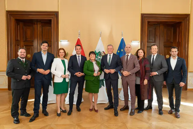 Die steirische FPÖ-ÖVP-Landesregierung präsentierte gemeinsam mit den Klubobleuten am Donnerstag im Rittersaal des Landhauses den Entwurf des Landeshaushaltes 2026.   | Foto: Land Steiermark/Robert Binder