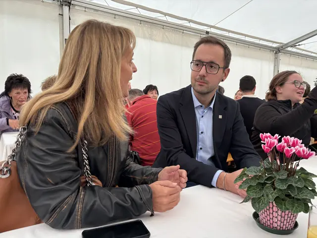 Bei der Eröffnung suchten Eltern von Kindern mit Beeinträchtigung das Gespräch mit Vizebürgermeister Michael Kögl, um neben dem Thema Wohnen auch über Arbeitsplätze und Freizeit zu sprechen. | Foto: Tanja Handlfinger