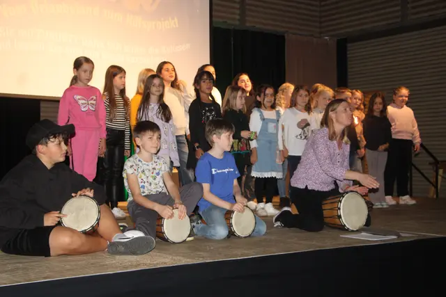 Auch der Volksschulchor wirkte im Programm mit. | Foto: Josef Hofmüller