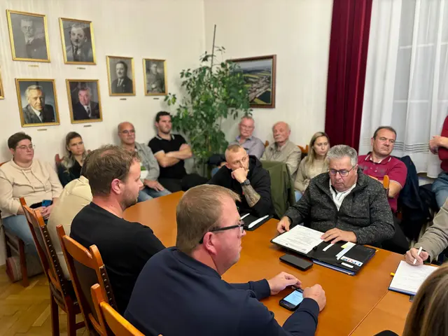 Zahlreiche Zuhörer, Ortsvorsteher und Gemeinde-Mitarbeiter, waren zur Sitzung gekommen. | Foto: Markus Kahrer