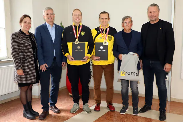 v.li.n.re.: Sport-Stadträtin Bernadette Laister, Sektionsleiter Thomas Wittner, die Staatsmeister Mario Langer und Martin Kain, Trainer Josef Poscharnig und Bürgermeister Peter Molnar Nicht im Bild: Johannes Poscharnig und Maximilian Raimitz. | Foto: Stadt Krems